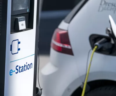 Ik wil een elektrische of hybride wagen kopen, maar woon in een rijhuis zonder garage. Kan dat?