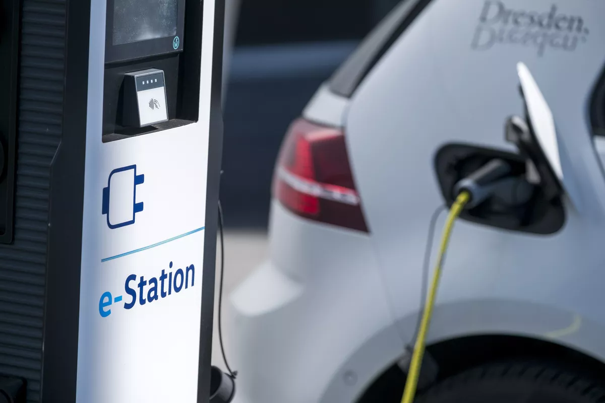 Ik wil een elektrische of hybride wagen kopen, maar woon in een rijhuis zonder garage. Kan dat?